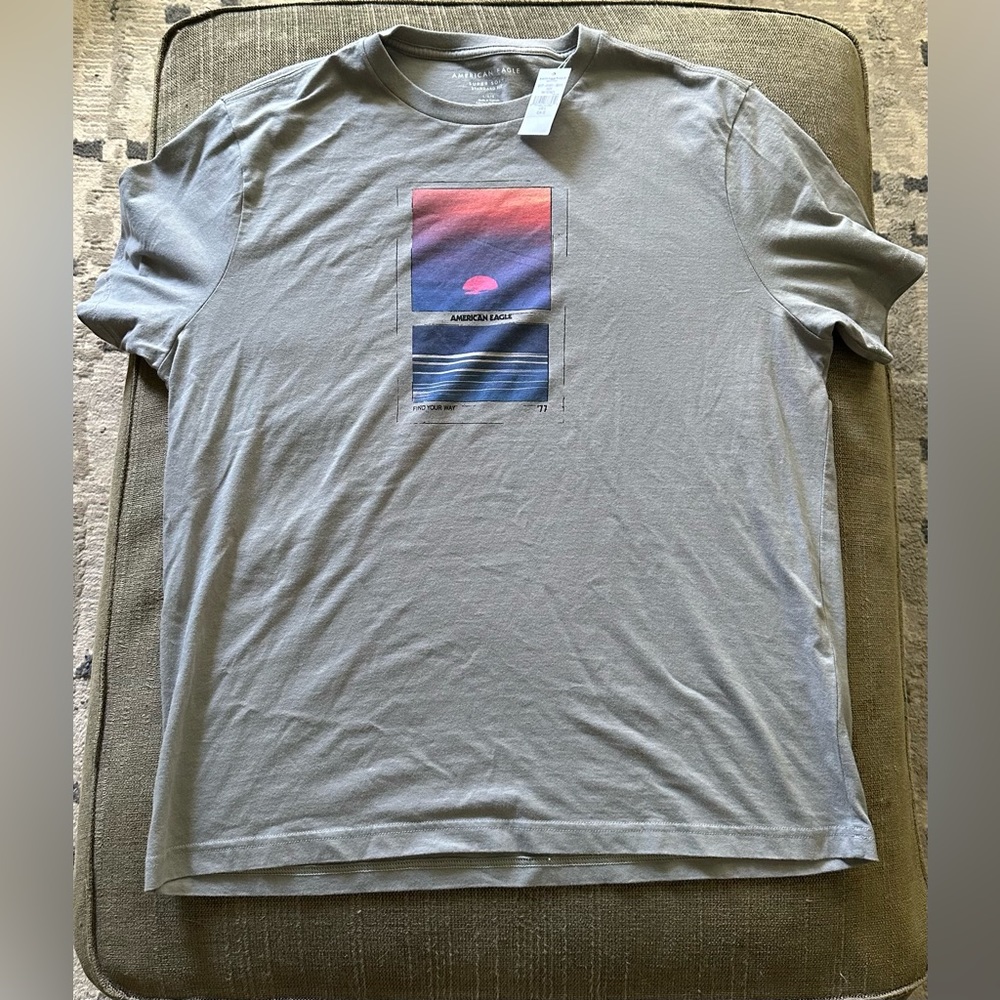 Large American Eagle Shirt (NEW WITH TAG)